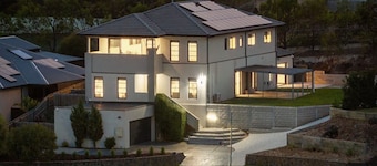 Stunning Luxury, Breathtaking View. Close to the Airport and Freeways.