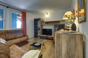 TV - Villa with pool and sea view (Banjole)