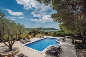 Pool - Villa with pool and sea view (Banjole)