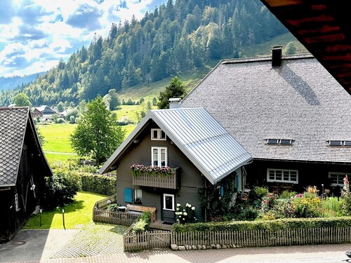 Ferienhaus "Backhüsli Am Bauerngarten" mit Bergblick, privater Terrasse und WLAN