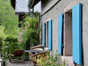 Outdoor dining - Vacation Home "Backhüsli Am Bauerngarten" with Mountain View, Private Terrace & Wi-Fi (St. Blasien)