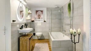 Bañera, secador de pelo, toallas