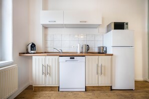 Fridge, microwave, stovetop, dishwasher