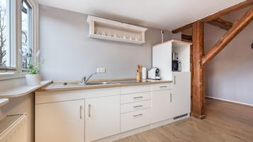 Frigorífico, microondas, placa de cocina y cafetera o tetera