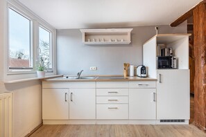 Kühlschrank, Mikrowelle, Herdplatte, Wasserkocher mit Kaffee-/Teezubehör