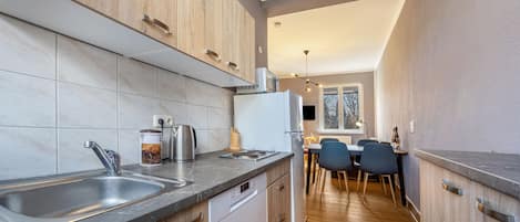 Een koelkast, een microgolfoven, een kookplaat, een vaatwasser