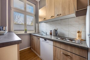 Kühlschrank, Mikrowelle, Herdplatte, Geschirrspüler