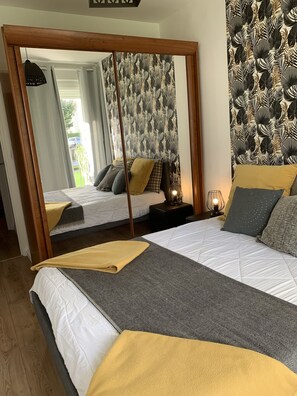 2 chambres, fer et planche à repasser, Wi-Fi, draps fournis