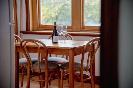 Dining. Haven in the Alps 2, Omeo apartment with adventure at your door step