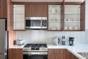 Refrigerador, microondas, horno, lavavajillas