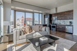 TV, stereo - Nice Soma 2BR w/ Concierge & Rooftop, nr Restaurants, by Blueground (San Francisco)