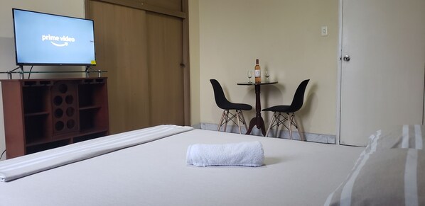 Chambre Quadruple Familiale, plusieurs lits, cuisine, vue ville