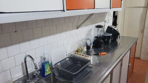 Full-sized fridge, stovetop, rice cooker, blender - Mom's House Granada (Cali)