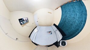 Chambre Économique, 1 grand lit 1 place, non-fumeur, salle de bains privée