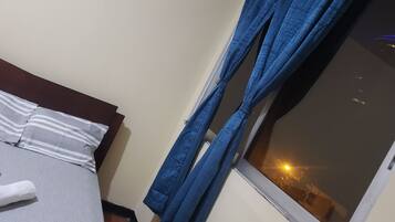 Habitación cuádruple familiar, varias camas, cocina, vistas a la ciudad | Ropa de cama de alta calidad y colchones Select Comfort