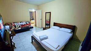 Premium bedding, Select Comfort beds, individually furnished, desk - Mom's House Granada (Cali)