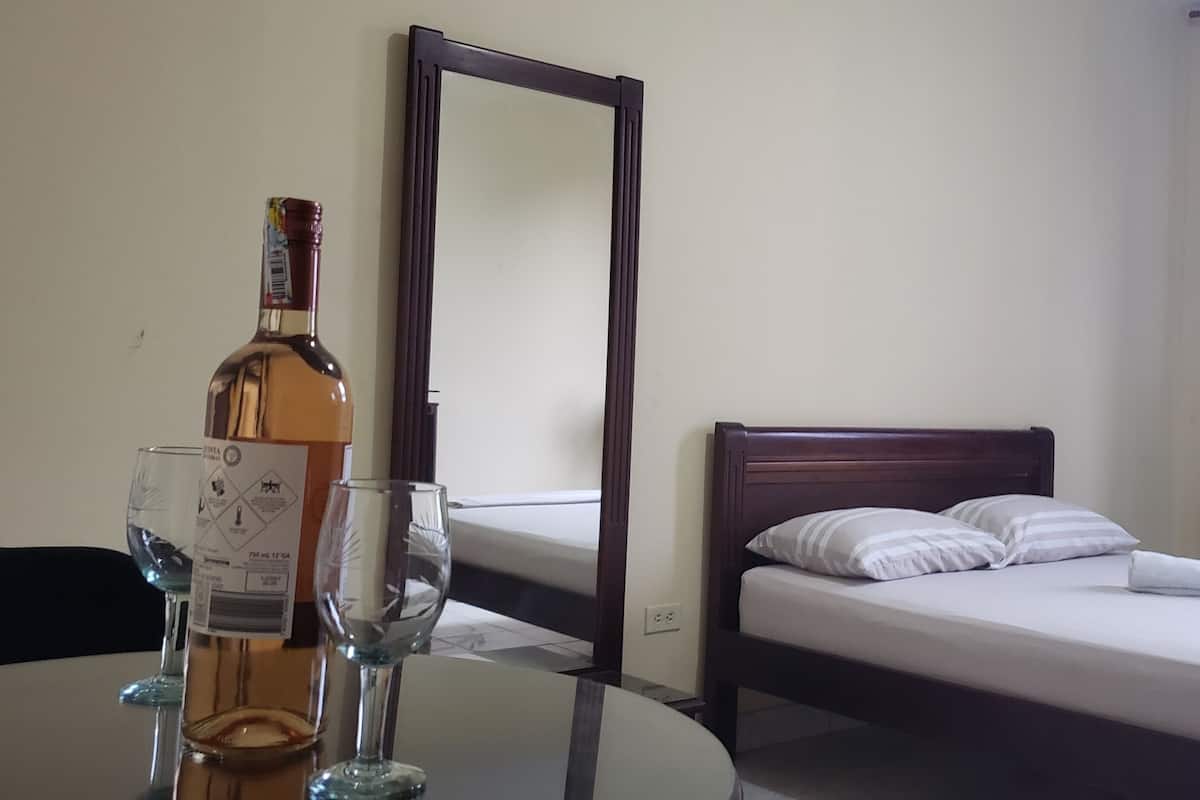 Camera Standard, 1 letto matrimoniale, non fumatori, bagno condiviso | Biancheria da letto di alta qualità, materassi Select Comfort