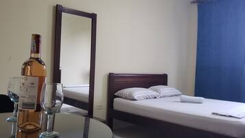 Standardzimmer, 1 Doppelbett, Nichtraucher, Gemeinschaftsbad | Hochwertige Bettwaren, Select-Comfort-Betten, Verdunkelungsvorhänge