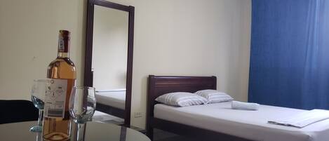 Standardzimmer, 1 Doppelbett, Nichtraucher, Gemeinschaftsbad