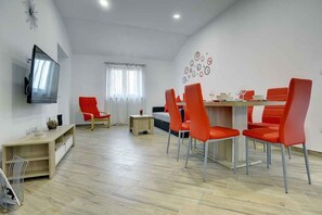 Dining - Villa with pool and barbecue (Ližnjan)
