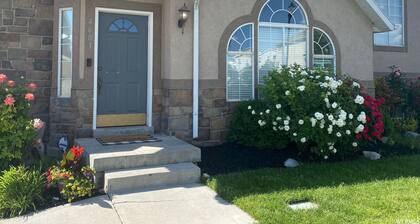 Spacious 5 BR/3 Bath Home with a PRIVATE HOT TUB!! 2x full Kitchens & Laundry