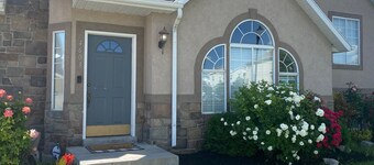 Spacious 5 BR/3 Bath Home with a PRIVATE HOT TUB!! 2x full Kitchens & Laundry