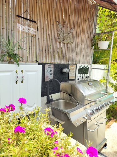 Private oasis, 2 suites, exclusive pool, outdoor kitchen /BBQ, nearby & peaceful