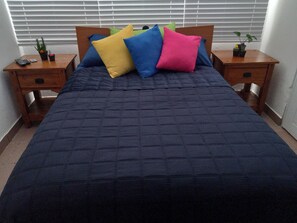 2 quartos, cofres nos quartos, escrivaninha