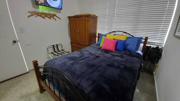 2 bedrooms, in-room safe, desk, iron/ironing board