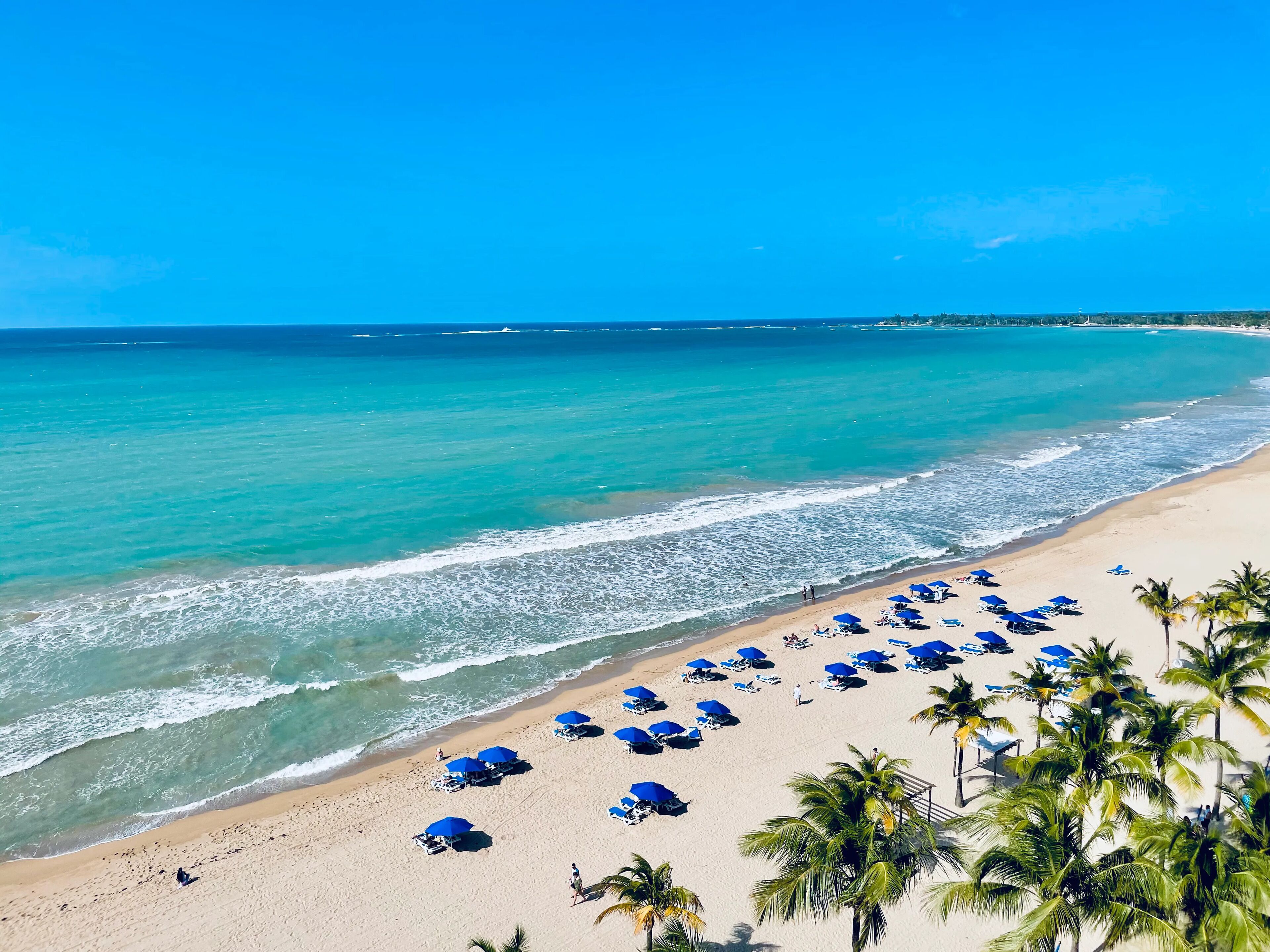 Playa en los alrededores, camastros y toallas de playa 