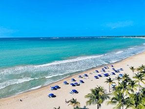 Plage à proximité, chaises longues, serviettes de plage