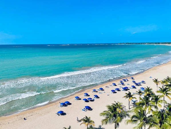 Playa en los alrededores, camastros y toallas de playa