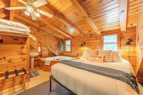 Romantic Amish Country Cabin w/ Hot Tub & Jacuzzi