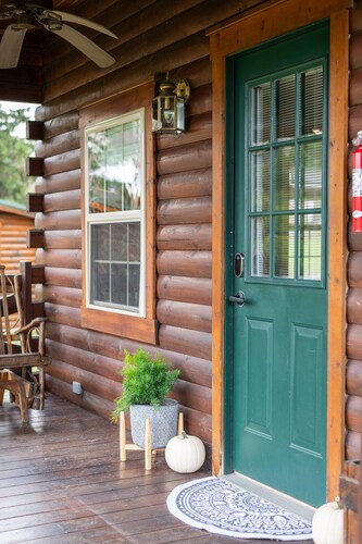 Cozy cabin in Amish country with hot tub and jacuzzi