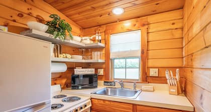 Cozy cabin with hot tub and jacuzzi, Amish Country