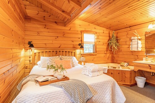 Cozy cabin with hot tub and jacuzzi, Amish Country