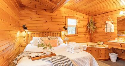Cozy cabin with hot tub and jacuzzi, Amish Country