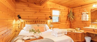 Cozy cabin with hot tub and jacuzzi, Amish Country