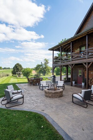 Outdoor dining - Sleeps 23, gorgeous hot tub, peaceful country setting (Millersburg)