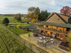 Outdoor dining - The Lodge at Fields of Home (Millersburg)