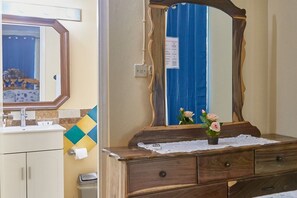 ヘアドライヤー、タオル、トイレットペーパー
