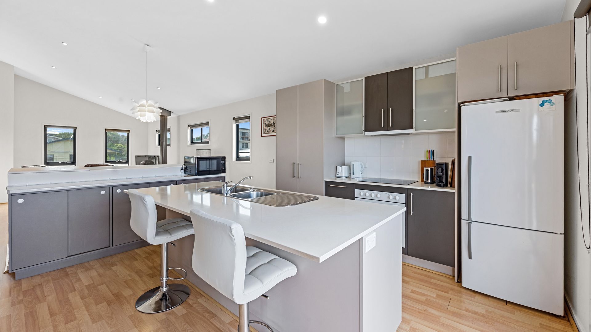 Jääkaappi, mikroaaltouuni, uuni, liesi