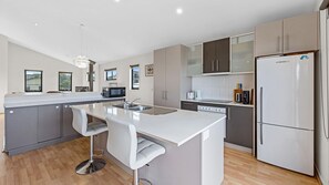 冷蔵庫、電子レンジ、オーブン、コンロ