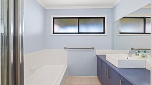 Bathtub - Cape Irvine - Linen not included (Cape Paterson)