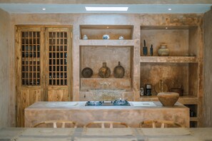 ラグジュアリー ヴィラ | 専用キッチン | 冷蔵庫、電子レンジ、コンロ、調理器具と食器
