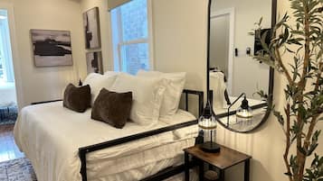 5 habitaciones, escritorio y tabla de planchar con plancha