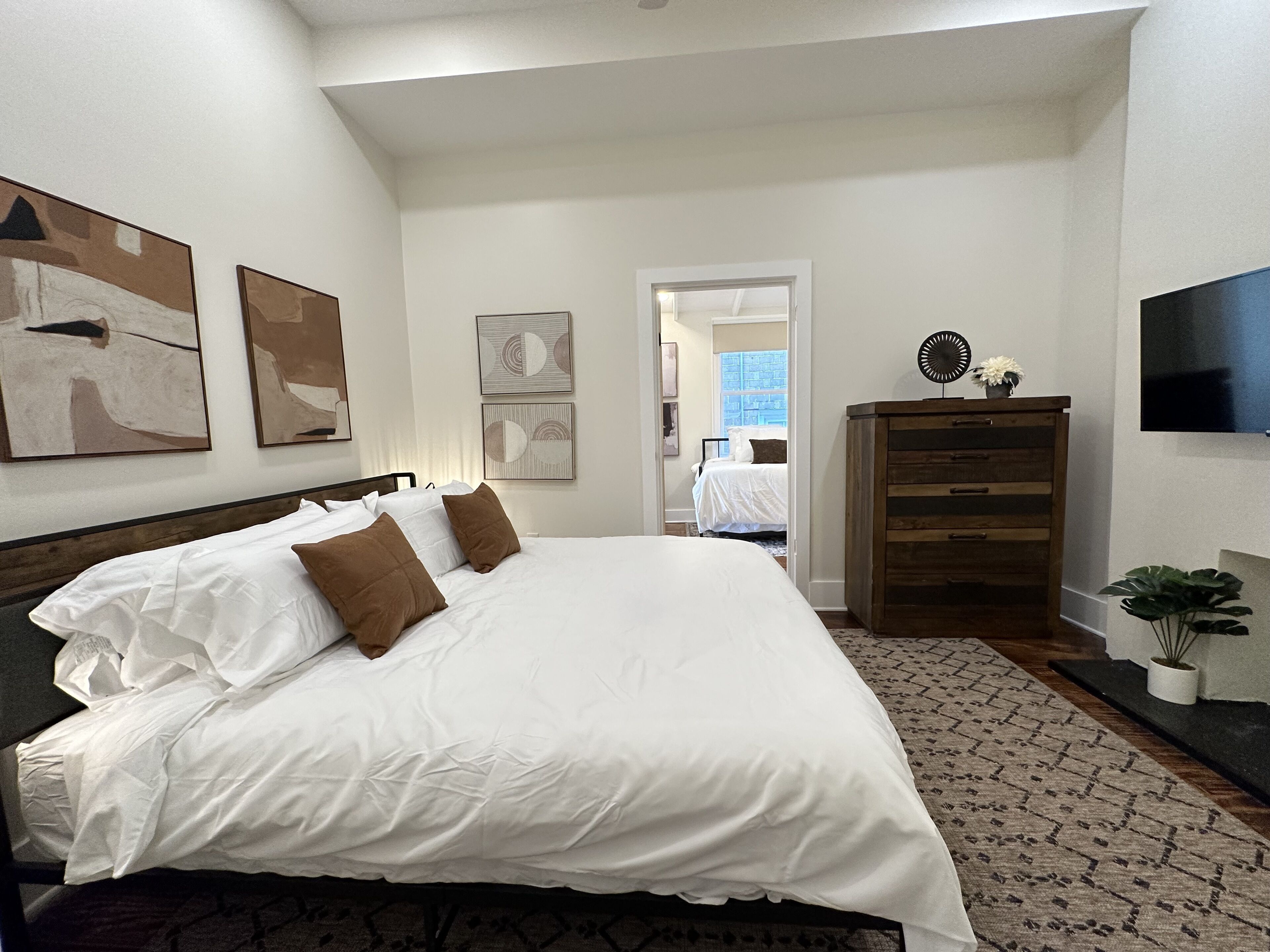 5 sovrum, skrivbord, strykjärn/strykbräda och resesäng