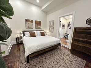 5 Schlafzimmer, Schreibtisch, Bügeleisen/Bügelbrett, Reisekinderbett