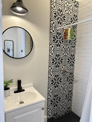 Dusche, Haartrockner, Handtücher, Seife