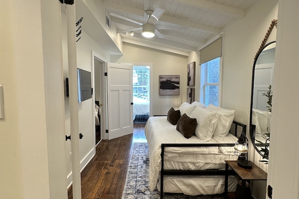 5 bedrooms, desk, iron/ironing board, travel crib